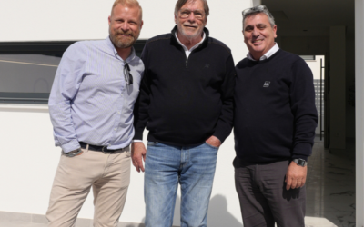 Una leyenda del fútbol en Denia: «Tarzán» Migueli visita nuestro chalet piloto